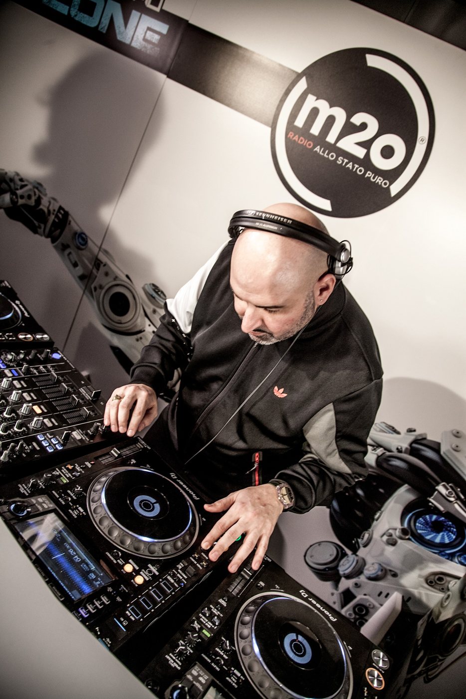 Prima stagione, Federico Scavo in consolle nella Provenzano DJ Zone