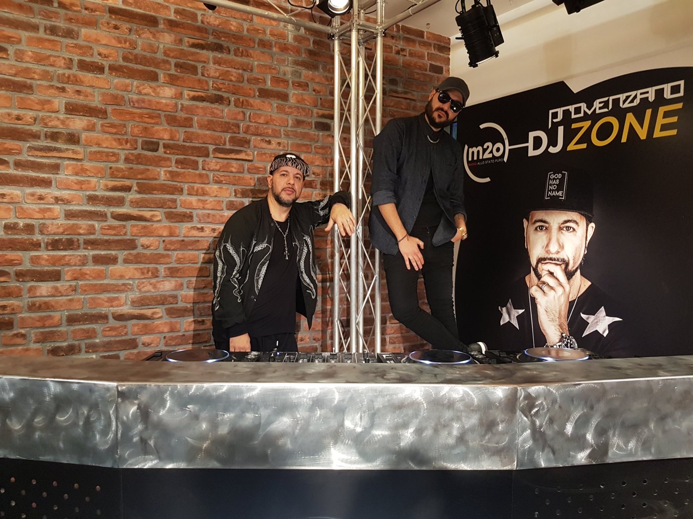 9 novembre 2017, in posa con Don Cash nel nuovo stage